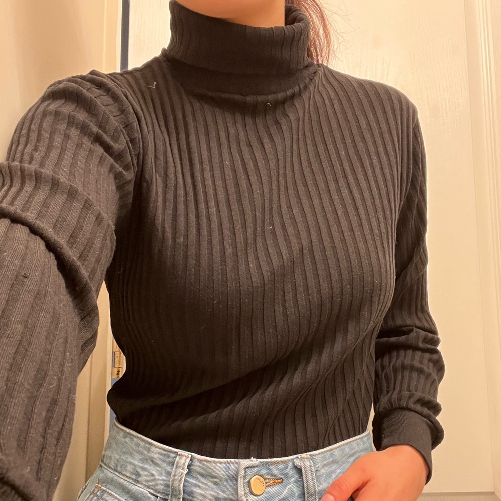 Stylish black turtleneck!